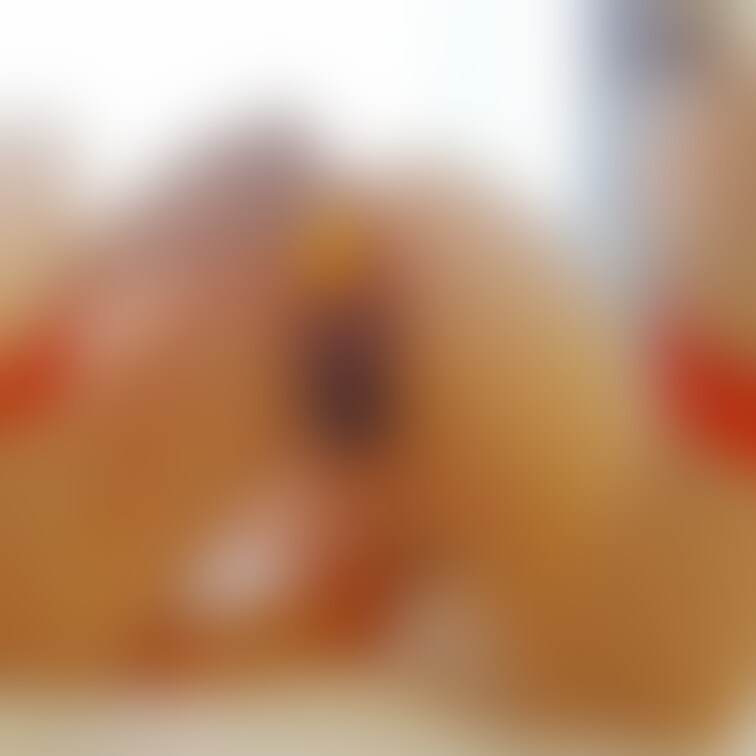 四つん這いで激しくバイブで責められて意識が飛んでる麻衣ちゃん。ぐったり倒れこんでもバイブは刺さったままです。