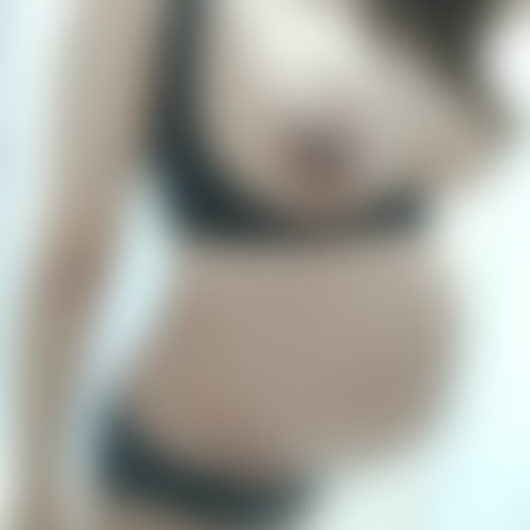右上のいいね❤︎押してくれると嬉しいです🥹

臨月の時のボテ腹🤰
お腹の迫力もですが、黒乳首が凄いですね！
○○
