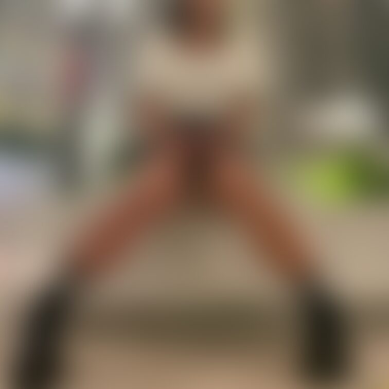 ホテルのロビーでスカートめくってパンツ露出してるとこ❣️

右横の♡押してね❣️