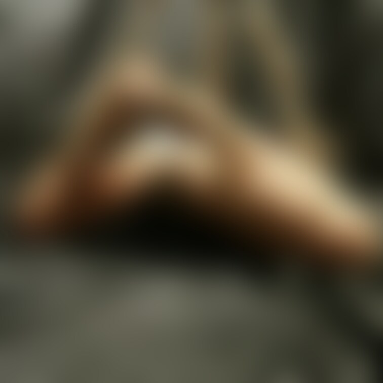 吊られてるけど浮いてない。だから床の下に沈みたくてもっと下がりたくて足が開きます。脚は無重力なスルスル生地の海で止まらな