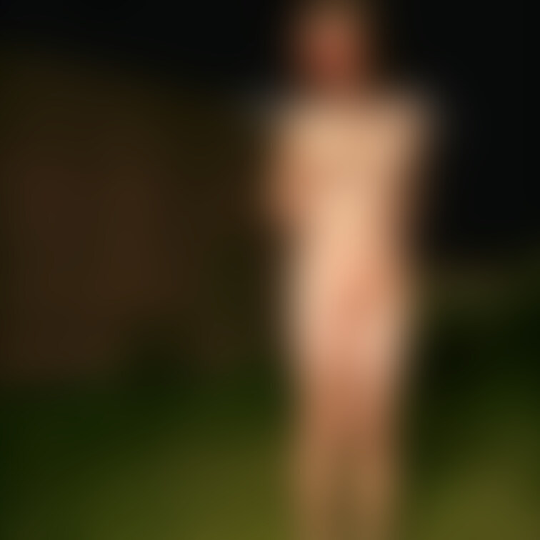 人生で初めての露出①
少し前の出来事。
グランピング行った時に逃げれないように縛ってテントの外に。
すぐそ