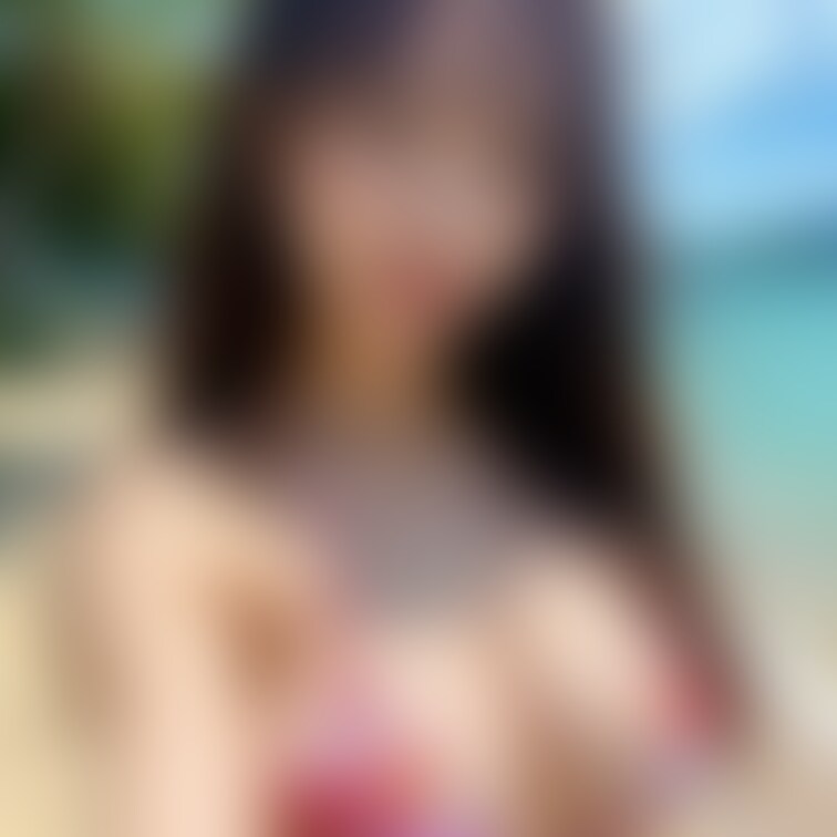 ご指名により齊藤杏南ちゃんのお着替えが始まります。
「たくさん持ってきたね～選んでいいの？ これ凄いじゃん！ゴールドブ