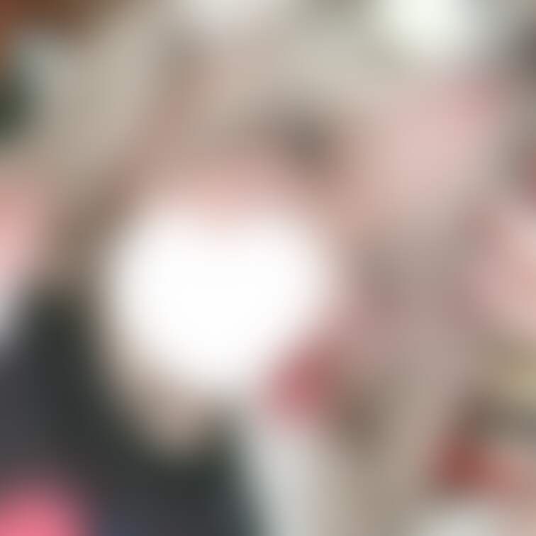会場近く到着して時間まで仕事してるよーん
今日は知り合いに不評だった青コン付けてるぞ！

全力で楽しも～🍀*゜
