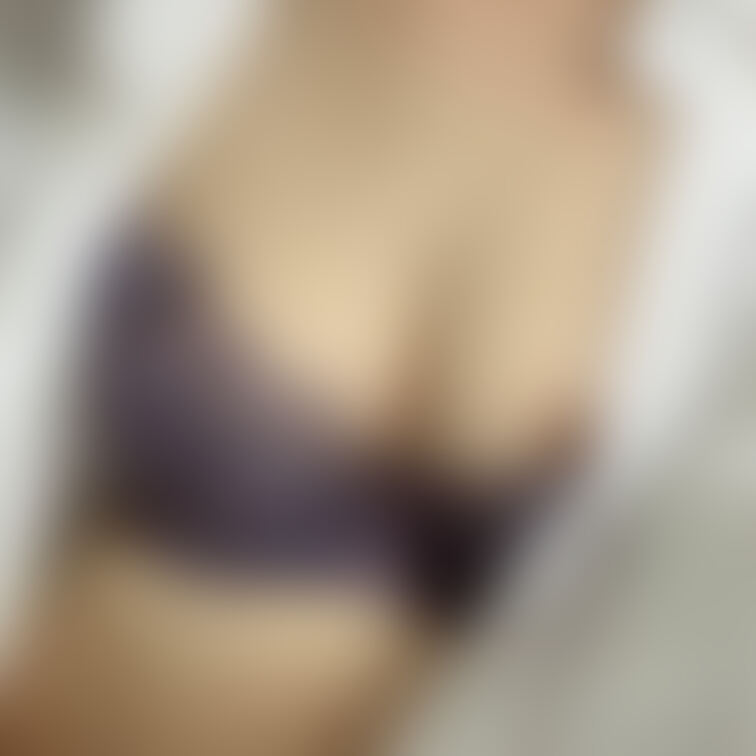 2枚更新
おっぱいマッサージのおかげなのか
半年前に購入した下着なんですが
右だけはみ出ちゃう///
乳首と
