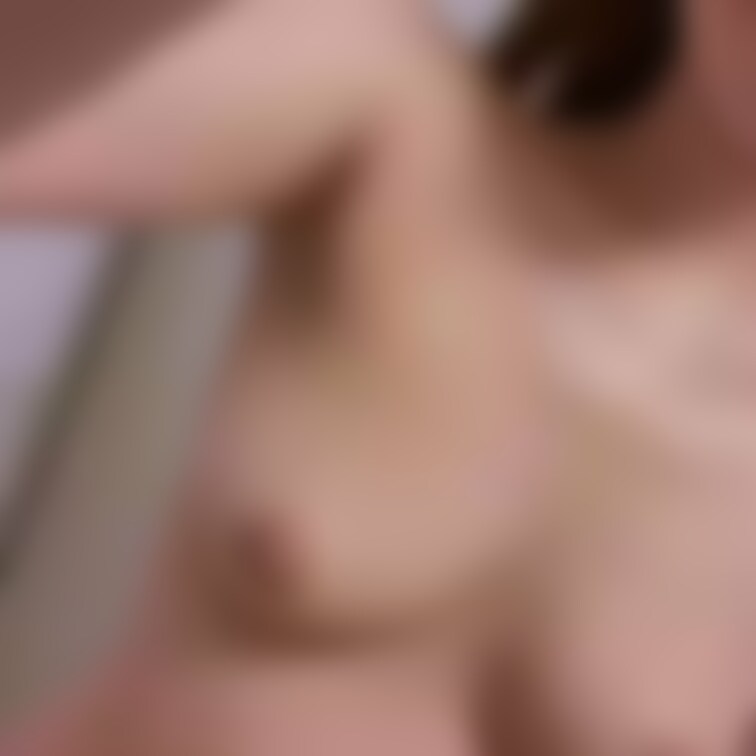 アソコをめくって見せてる😬