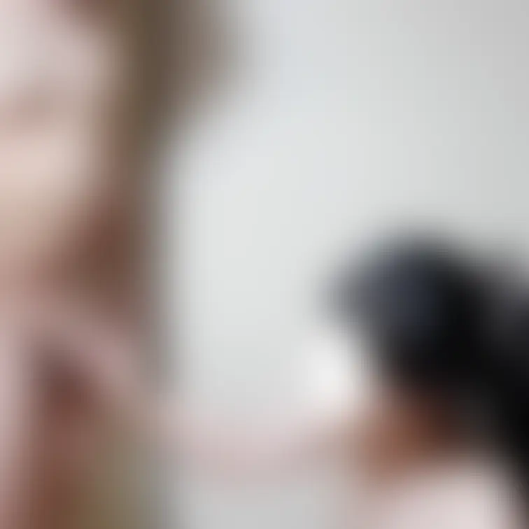 弥生の全裸パーティー兼公開撮影での一コマ。弥生は誰にでも優しく、パーティー参加者に特に人気のモデルです。弥生のパーティー