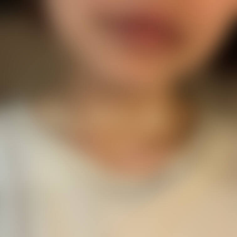 昨日キスの日💋だったみたいなので遅れてしまいましたが、パジャマ姿のスッピン人妻の唇のお届けです(笑)