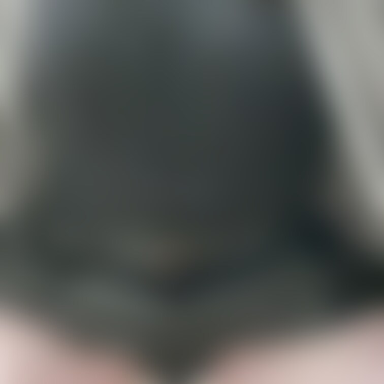 マンションの郵便受けの封筒とか取る時しゃがむんだけど、パンツ見えちゃう