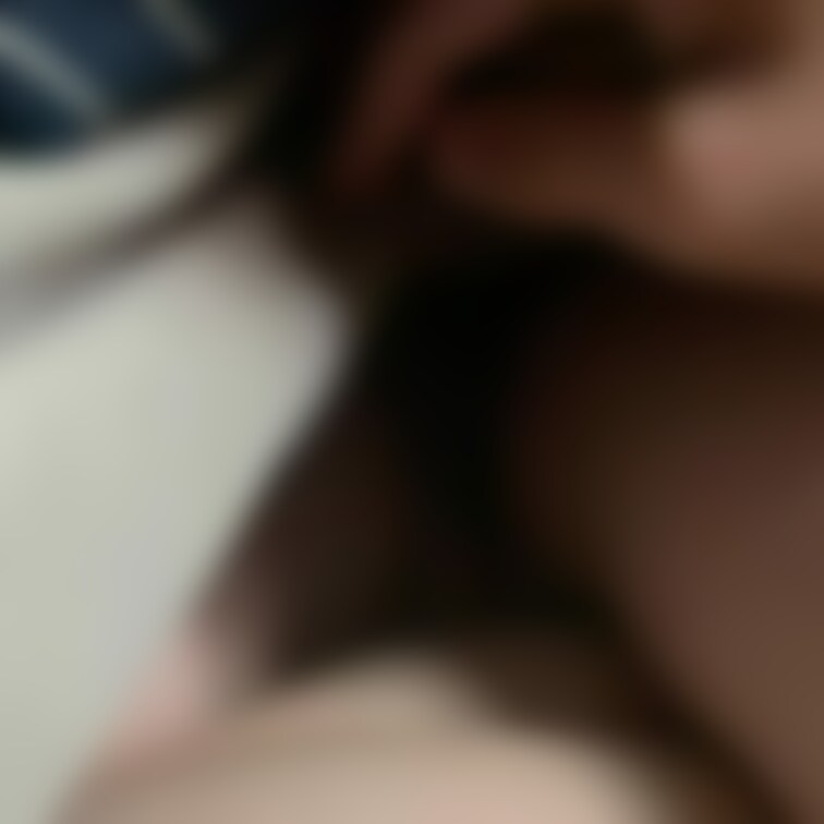 全裸で寝ている元カノのまんこをこっそり触りまくってみた