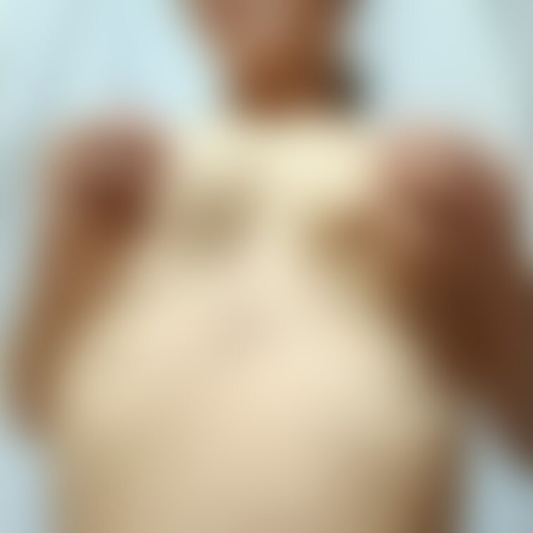 乳首つまんでたら、すんごく乳首の先端が勃起したよおお💦
舌を思いっきり出して舐め舐めします👅