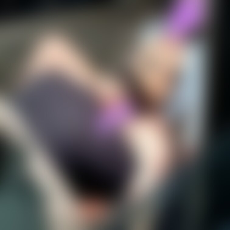 <本日の1枚>
旦那の前でカーセする Yuri
外から覗くと…
