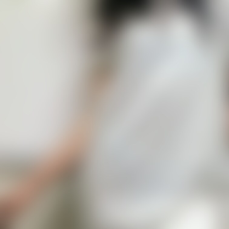 この服に透けやすい様に黒のTバックの下着履かせて、御堂筋線の先頭車両に乗ったら○○○されるかな？
午前中に試してみま〜