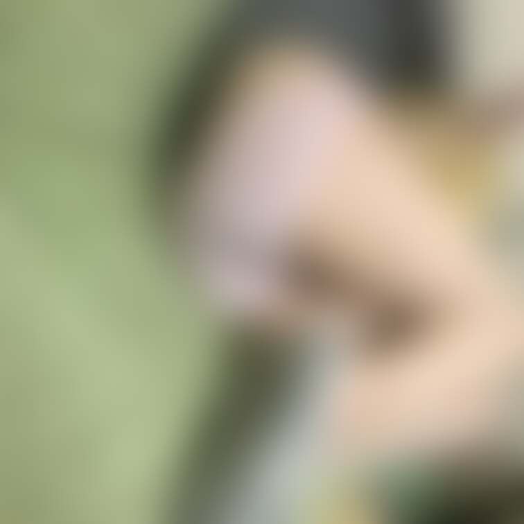 暇そうにスマホをいじってる妻🤭💕