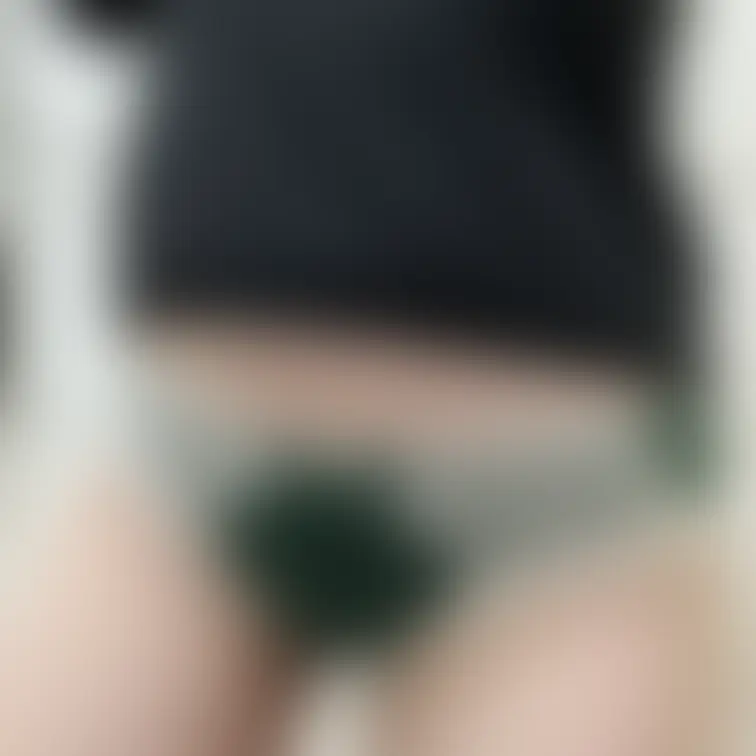 ぽぽぽの今日のパンツです🥰🥰 
 緑のヌルヌルパンツ🥰
 クロッチ汚れはプラン加入で見れますよ🥰 
 よかったらプ