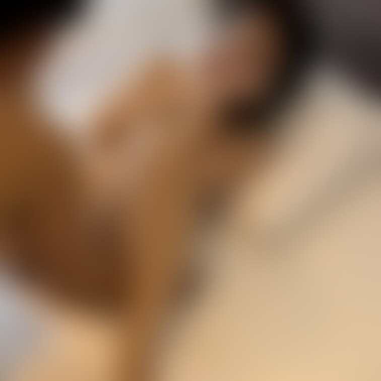単独様にパンティを脱がされ恥ずかしがる妻の彩華。
いやらしい匂いが充満していて、いやらしい音が聞こえてきます