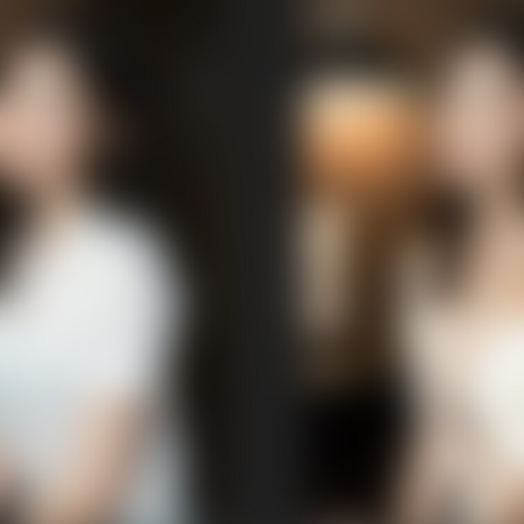 画像№485 着衣と脱衣を並べた画像です。