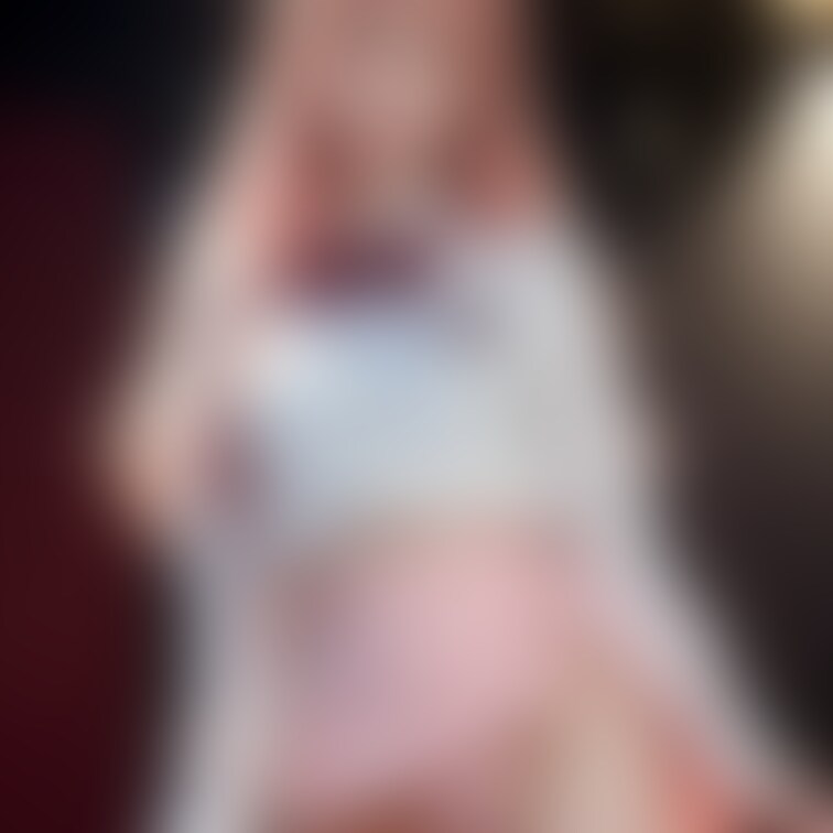 桃ちゃんがステージ背景で座ってるよ。
もっとアイドルらしいフリフリ衣装にしようかと思ったけど、制服っぽい衣装。
👋