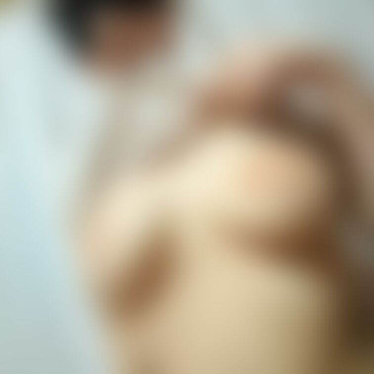 乳首に絆創膏を貼って上を捲れ!!!って言われたからやりました😭
ご主人様、これでご満足でしょうか??
またリクエスト