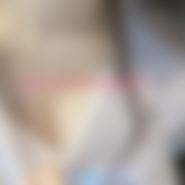 チラリ💓💓
胸元が開いてる服はえっちな気分になりますね😘💕