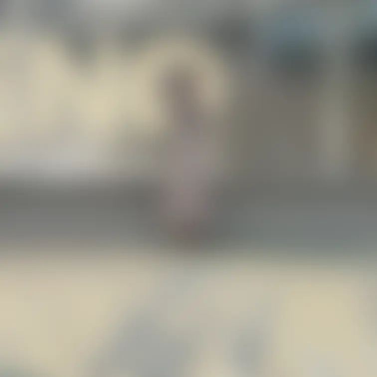 待ち合わせ場所の都内某所の駅前に着くと先に彼女が待っておりました。

服装は今時のファッションではあるものの、スッピ