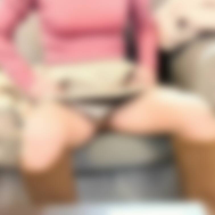 ソファーでパンチラ