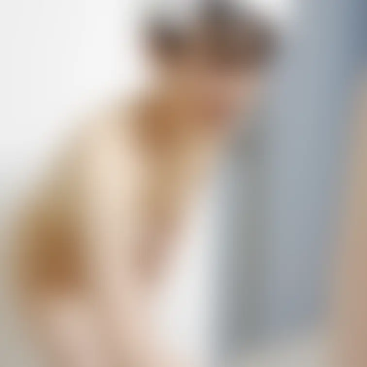 りこの豪邸全裸パーティーでの一コマ。ゲームに負けた男性を絵筆で責めてます。
美乳の女友達ヌーディストりこall(顔