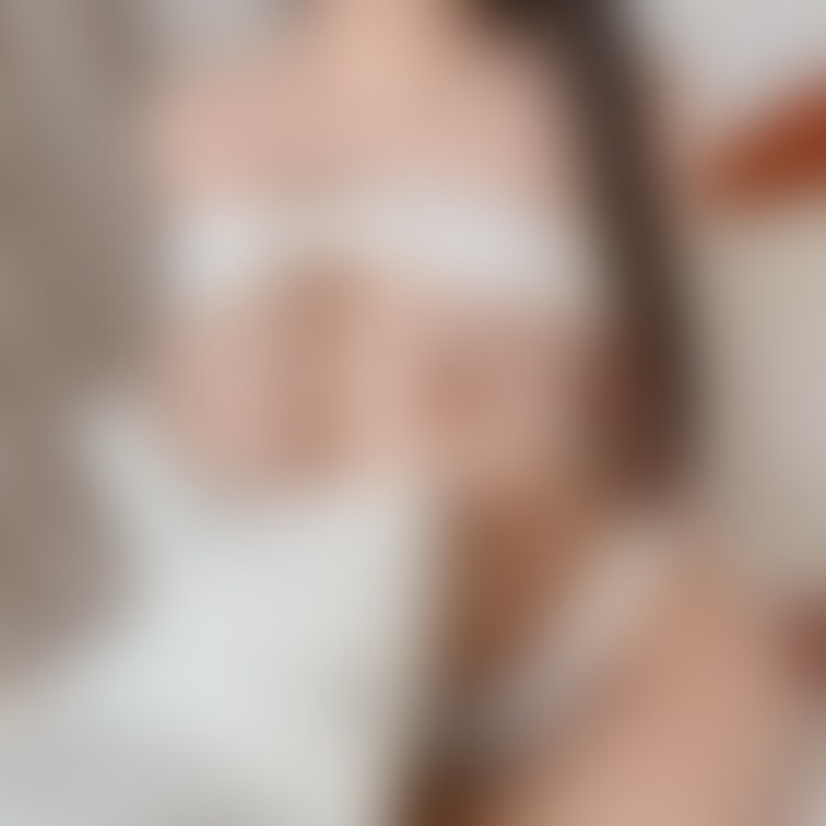 昨日に引き続き、ビキニ投稿♡

白バージョンです♡

計10枚あります‎🤍


肩紐がないだけでこんなに裸