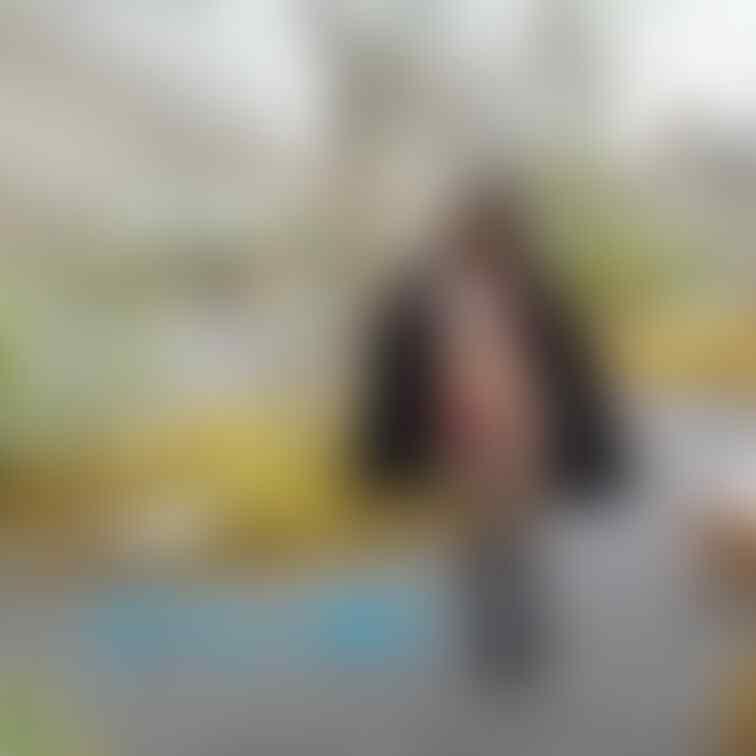 素敵な庭園とサルートの人妻、どっちが映えますか?