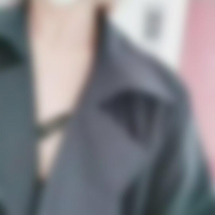 階段でえっちな格好した😳💙