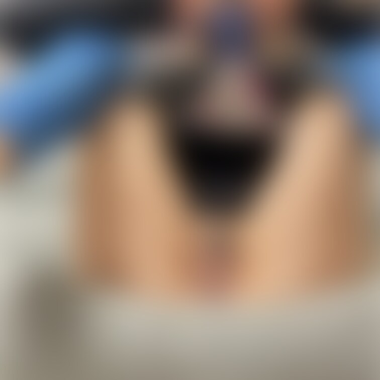 恥ずかしい…おパンツのシミをチェック😳お譲り予定のパンティー･レギンスなので愛液をたっぷりと…💕
自宅リビングでのオナ