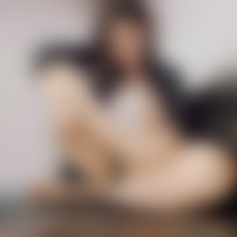 上位版雰囲気顔出し【蒸れ脚仕事中撮影】写真1枚でフェチのみんなを震わせる画像