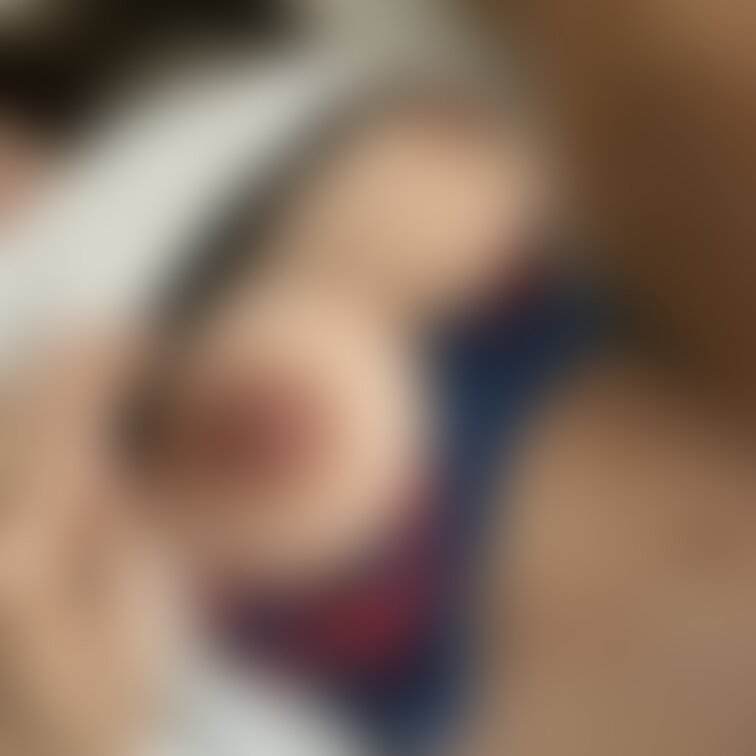 寝起き後の元人妻彼女の巨乳を拝借😁