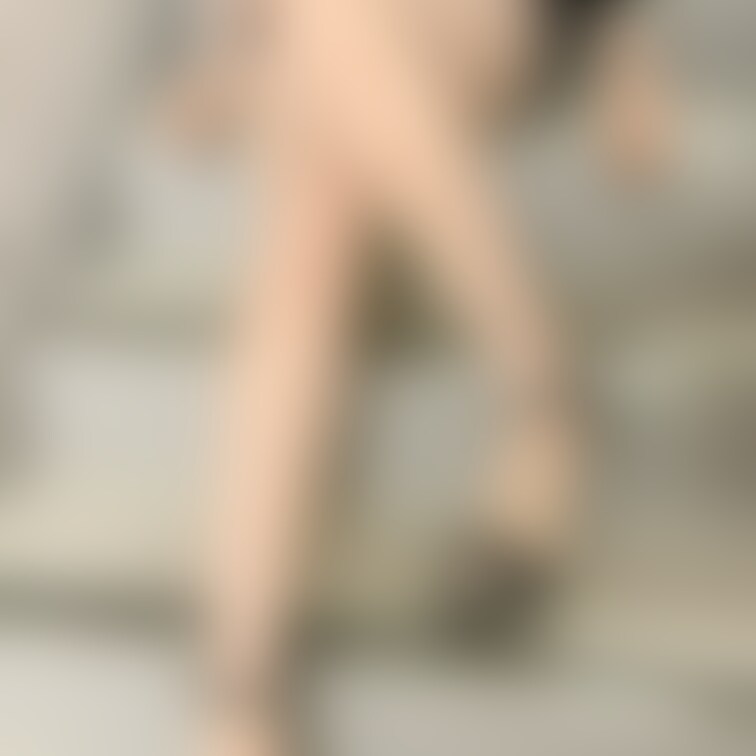 タイトミニドレスとラメストッキングです！
珍しく妻の希望でキラキラパンストを購入してみました。
超ミニ丈ドレスとの相