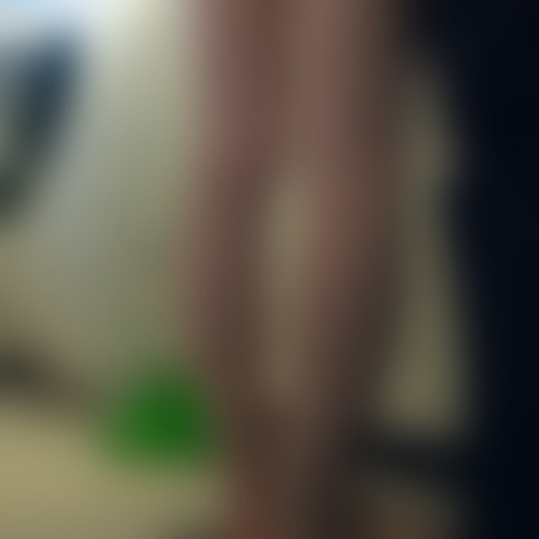 ゆうちゃんのお尻にパンティを食い込ませようとしてる。
--------------------------------