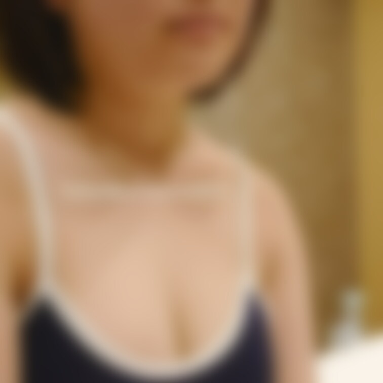 今週の変態便女大生ころんはスクール水着でおもちゃにされています。

まだ女子大生とだけあってスク水が似合うコロンを