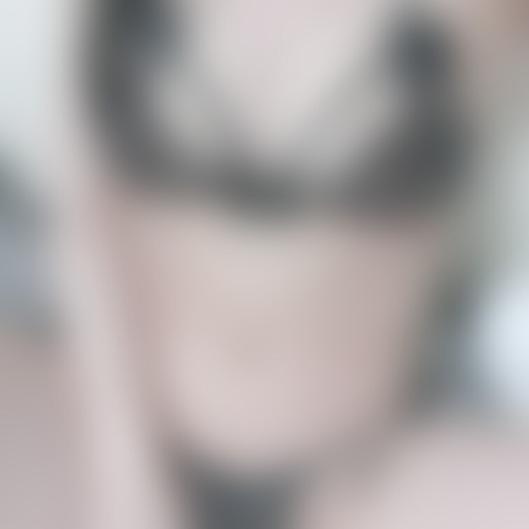 おまんこのとこ少しだけ穴空いてて見えちゃう
