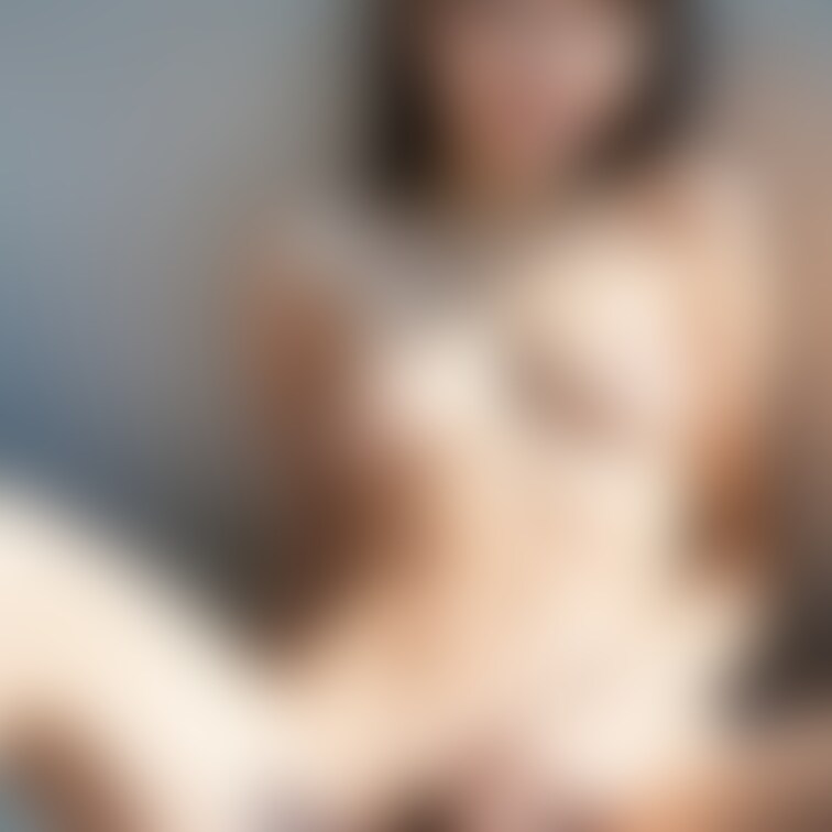 美女が恥ずかしがりながら全裸開脚♡