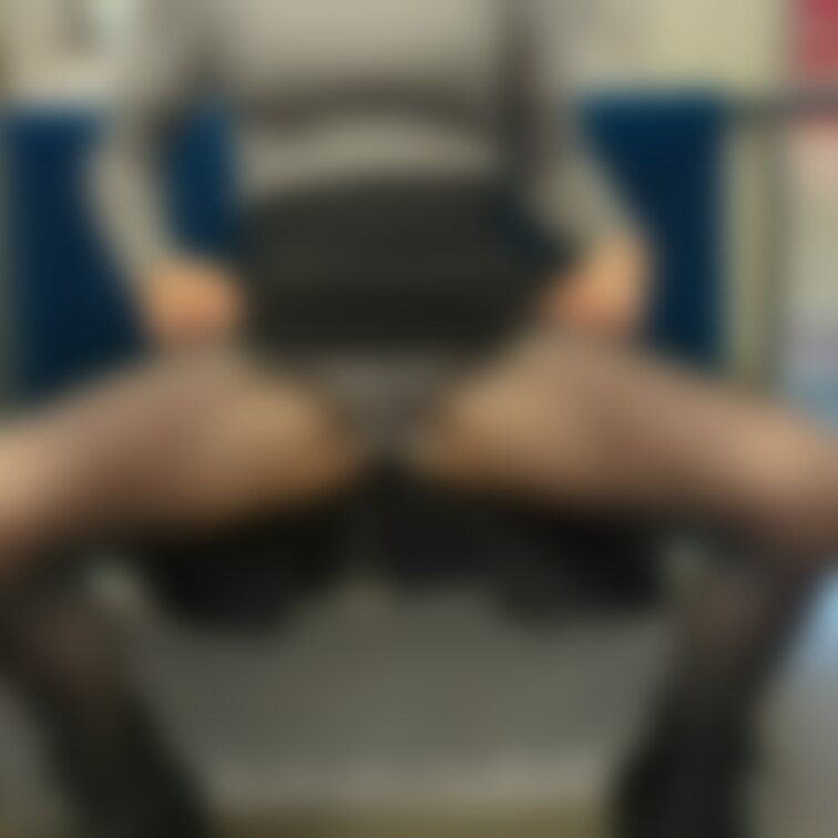 電車対面見せつけパンチラ