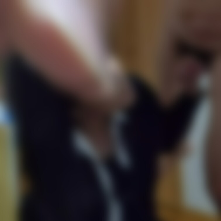 しゃがみフェラはほんとは両側に男がいた方が映えるんでしょうね…😇