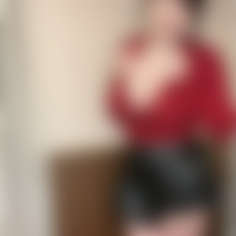 「胸元が大きく開いたリブニットとミニスカート、そしてニーハイブーツ」
爆乳を寄せて…谷間をさらに強調…