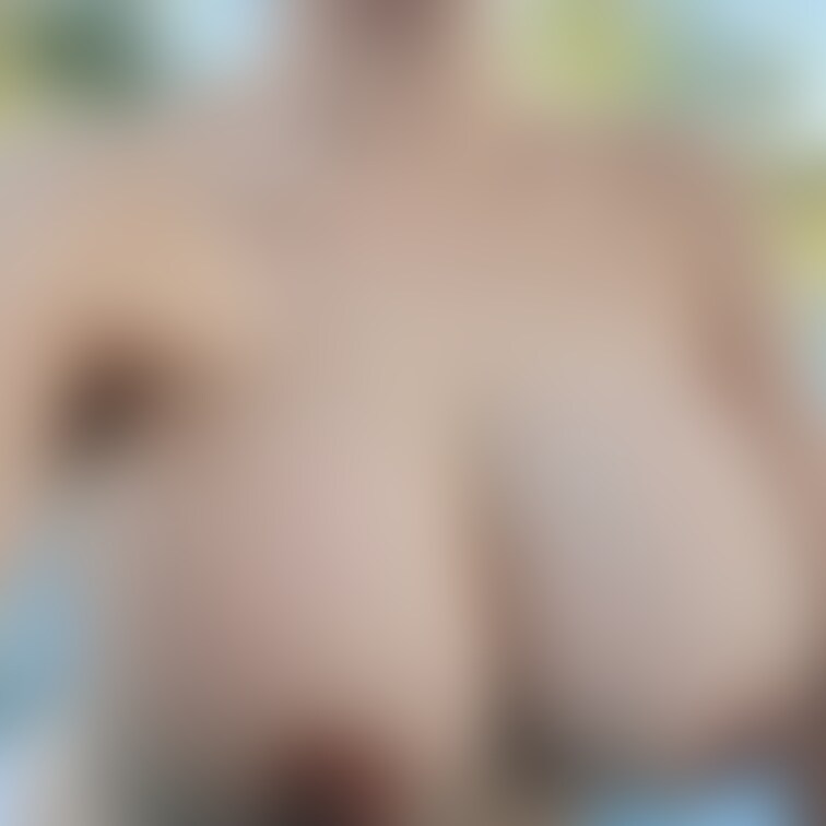 プールでおっぱいと真夏の野外開脚♡
