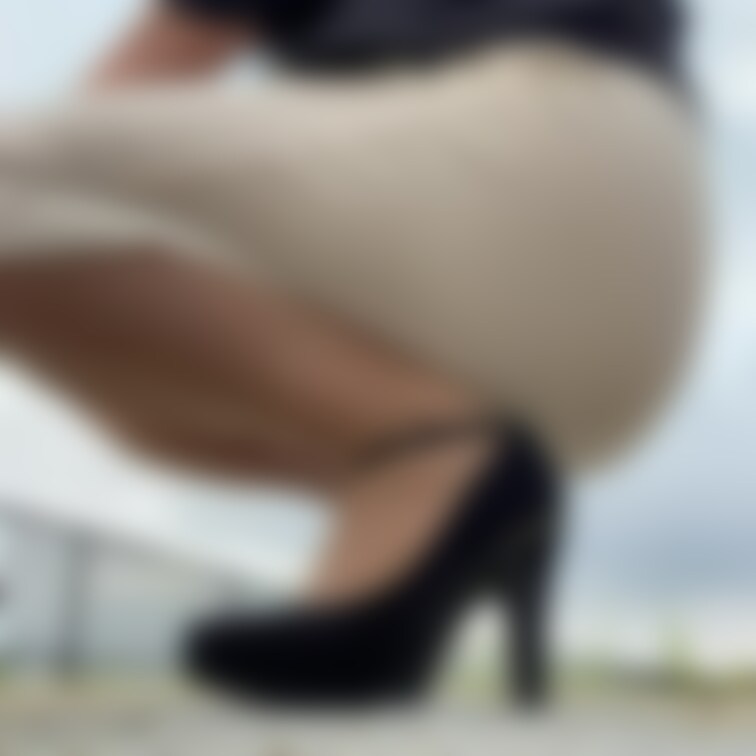 スケベ座りムービーいっちゃうよ　
野外で興奮だ