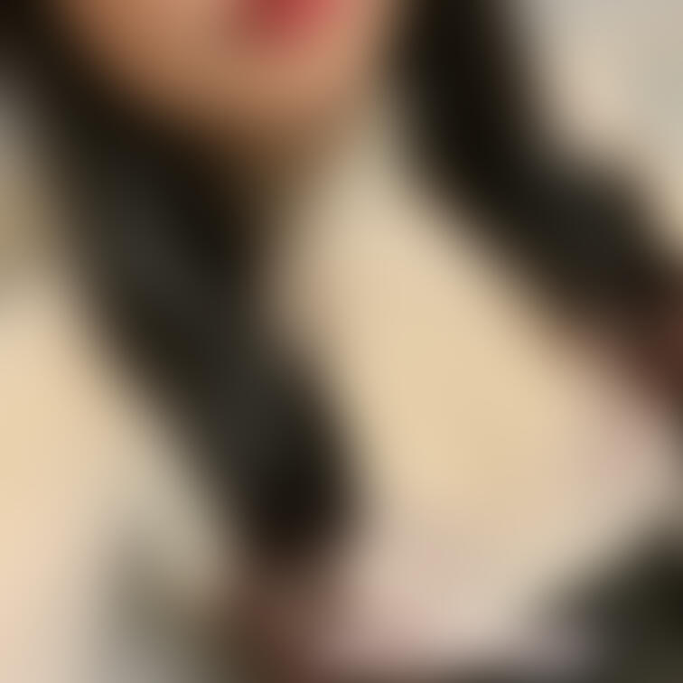 今日はちょっとあったかいかな？とウキウキでこの上にカーディガンを着て仕事してました🫣💕

谷間だけ見えちゃってたかも
