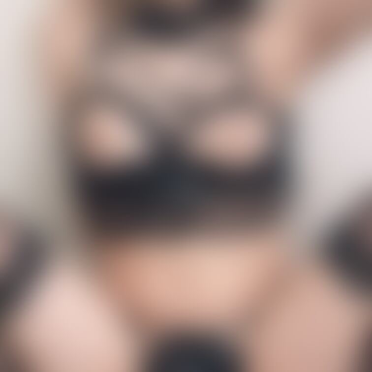 初投稿🥲︎ こういう衣装でエッチなの投稿したりしてくよ、希望があれば言ってね