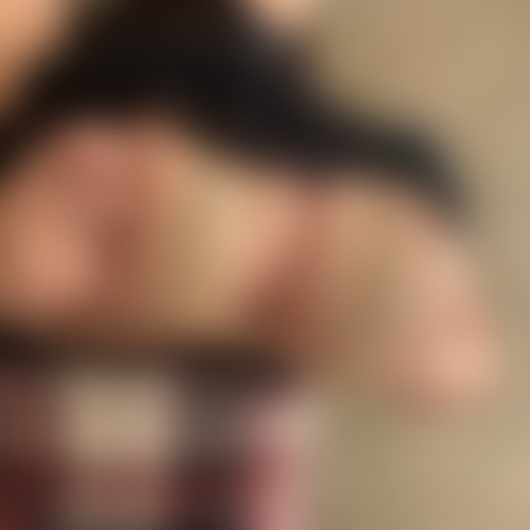 ニット✕マイクロビキニ

ニットの下がマイクロビキニだったらエロいかな？と思って衣装きめてみました♡