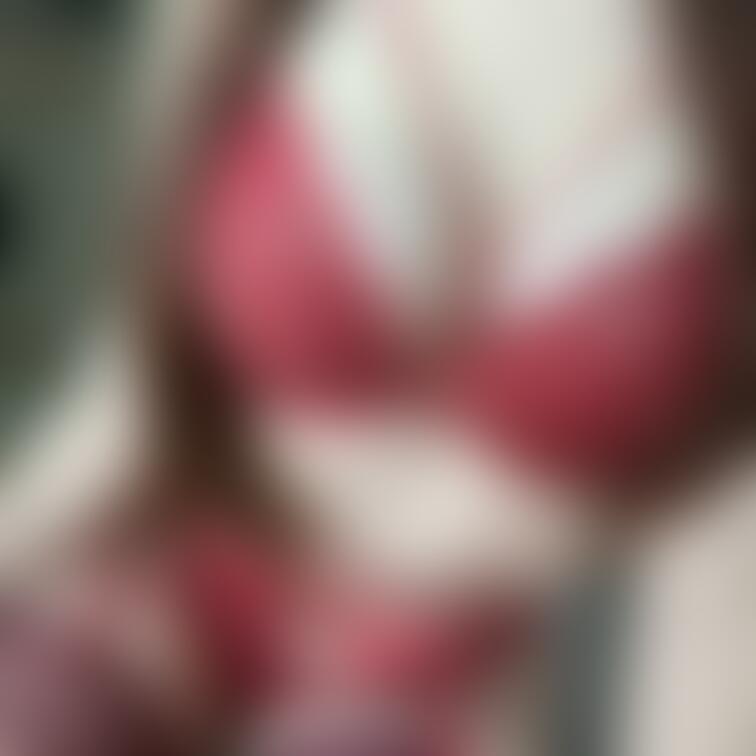 REDランジェリー姿であけおめ🐍♥️