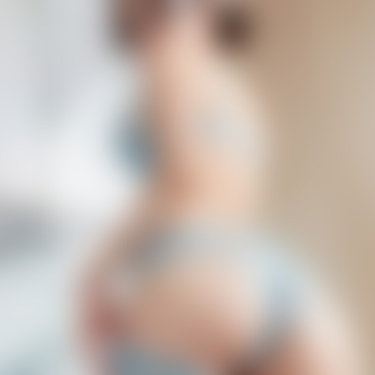 I love seeing your butt from behind ✨

後ろからお尻を見るのもいいですね✨
