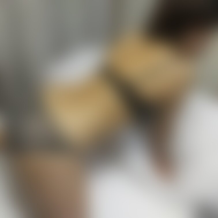 さとみちゃんのボツ画像。プランスタートから一定期間は撮影したまま掲載しますが、フィルターなどで粗く加工する場合が多くなる