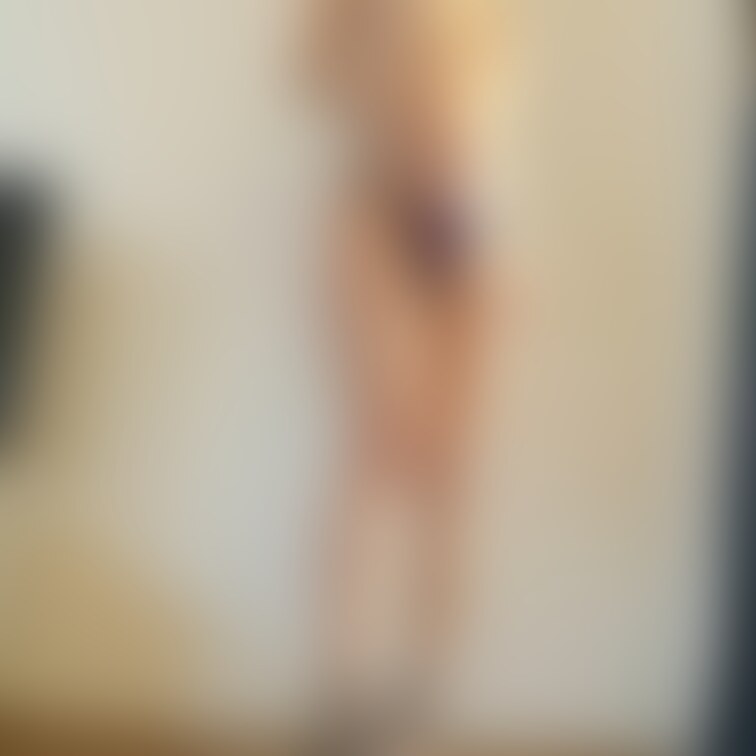 さりげない色気が漂っていて好きな写真です。