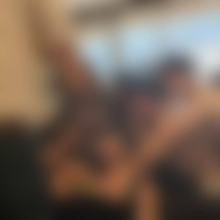 AV撮影で沢山のチ⭕ポに囲まれて両手にお口に腟内にと大好きなエロエロプレイにご満悦の孕ませ中出し撮影💦💦
男性陣は、ゆ